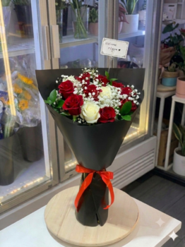 RED WHITE ROSE BOUQUET
