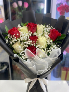 RED WHITE ROSE BOUQUET