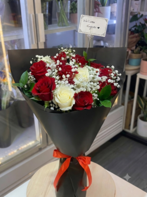 RED WHITE ROSE BOUQUET
