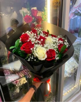 RED WHITE ROSE BOUQUET