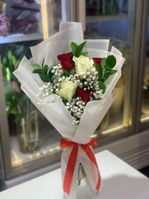 RED WHITE ROSE BOUQUET