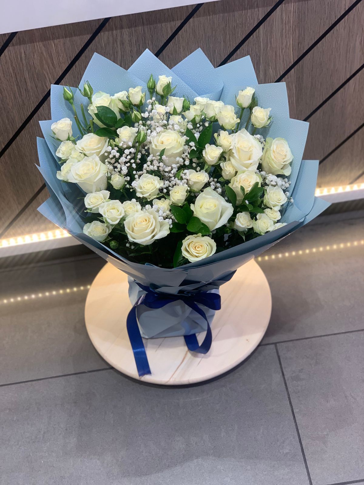 MIX WHITE ROSE BOUQUET(150 AED)