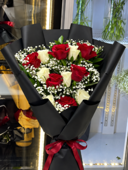 RED WHITE ROSE BOUQUET