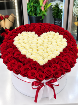 PREMIUM FLOWER BOX WITH HEART - 125 ROSES
