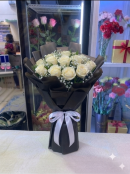 12 WHITE ROSE BOUQUET