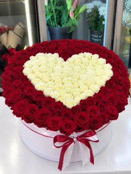 PREMIUM FLOWER BOX WITH HEART - 125 ROSES