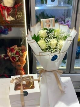 WHITE BOUQUET AND CAKE COMBO